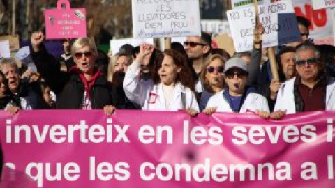 Milers d'infermeres es manifesten a Barcelona per reclamar millores un mes després de l'inici de la vaga indefinida