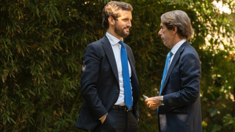 El presidente del PP, Pablo Casado, junto al expresidente del Gobierno, José María Aznar, en un acto celebrado en Sevilla con motivo de la Convención Nacional del partido.