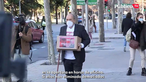 El impulsor de la campaña para un trato más humano a las personas mayores en los bancos: "Es una llamada a evitar la exclusión"