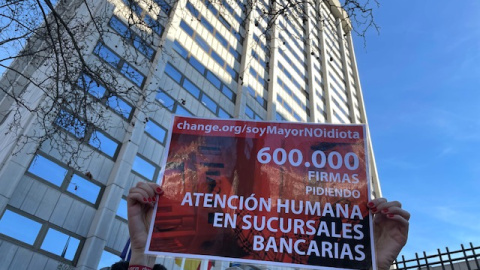 Imagen del cartel que lucía la caja de Carlos San Juan con las más de 600.000 firmas por una banca no excluyente.