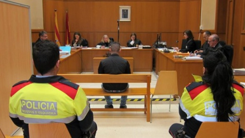 Imagen de un juicio en 2017 en Barcelona por la brutal agresión homófoba que se produjo en la localidad de Sitges el año anterior. El responsable fue condenado a 11 años de prisión.