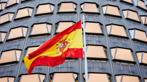 Bandera de España en el Tribunal Constitucional el día en que toman posesión de su cargo los nuevos magistrados del TC, en la sede del Tribunal Constitucional, a 18 de noviembre de 2021, en Madrid.