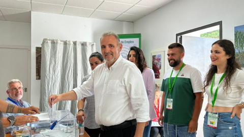 José Manuel Ruiz, alcalde de Medina Sidonia (IU) ejerce el derecho al voto.