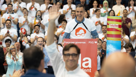 Sánchez, con la camiseta de Illa. El candidato en primer plano.