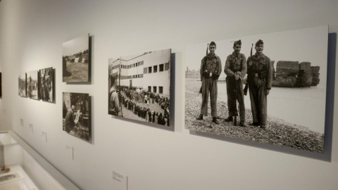 Fotografías expuestas en la muestra 'El tragaluz democrático'.