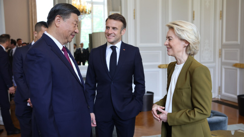 El presidente chino, Xi Jinping, el mandatario francés, Emmanuel Macron y la presidenta de la Comisión Europea, Ursula von der Leyen, en París, a 8 de mayo de 2024.