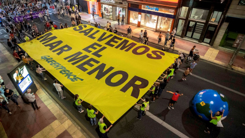 Miles de personas se han manifestado este jueves por las calles de Murcia para exigir medidas urgentes a los gobiernos central y regional que reviertan la degradación del Mar Menor.