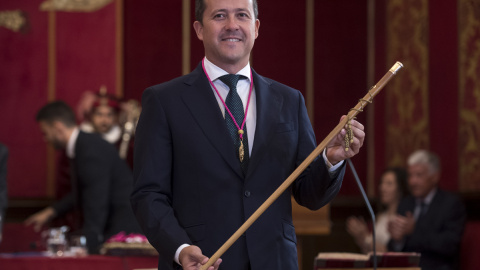 El nuevo alcalde de Toledo, Carlos Velázquez, del PP, con la vara de mando tras la sesión constitutiva del nuevo Ayuntamiento, tras las elecciones municipales del 28 de mayo. EFE/Ismael Herrero