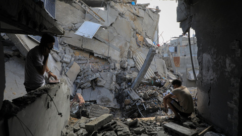 Palestinos en un edificio destruido tras los ataques de Israel en Rafah, a 7 de mayo de 2024