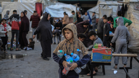 Palestinos desplazados en Gaza se refugian en un colegio de la ONU, a 16 de enero de 2024.