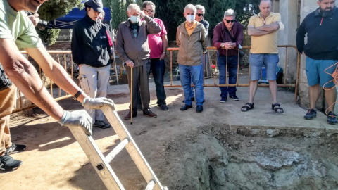 Julián López del Campo (con bastón) junto a la Fosa Número 4 del Cementerio Civil de Guadalajara