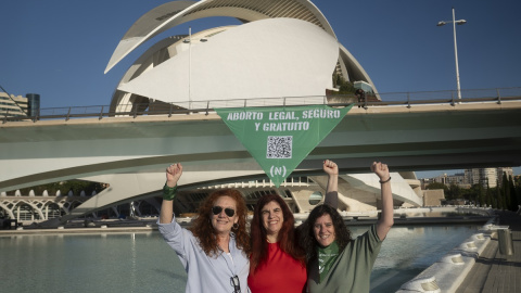 Cristina Fallarás, Luciana Pecker y Kika Fumero frente a la pancarta.