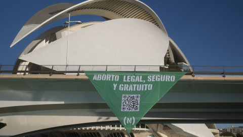 La pancarta en la Ciudad de las Artes y las Ciencias de València