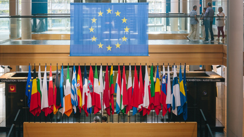 Foto de archivo de las banderas de los países miembros de la Unión Europea en el interior del Parlamento Europeo en Estrasburgo (Francia).