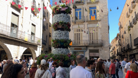 La plaça del Vi de Girona, decorada per Temps de Flors.