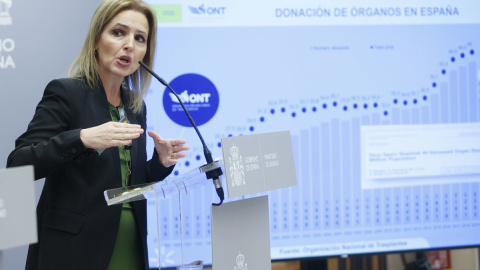 La directora general de la Organización Nacional de Trasplantes (ONT), Beatriz Domínguez-Gil (d) y la ministra de Sanidad, Mónica García (no aparece en la imagen), presentan este miércoles en Madrid el balance de actividad de donación y trasplantes 