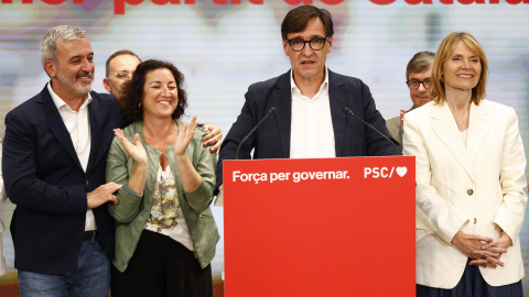 El candidato a la presidencia de la Generalitat por El PSC, Salvador Illa, comparece ante los medios para valorar los resultados electorales, hoy domingo en Barcelona. El Partido Socialista ha ganado las elecciones con 42 escaños. EFE/Quique García