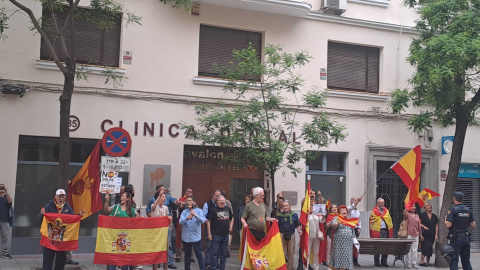 Apenas dos decenas de manifestantes protestan frente a la sede del PSOE en Ferraz, a 21 de mayo de 2024.