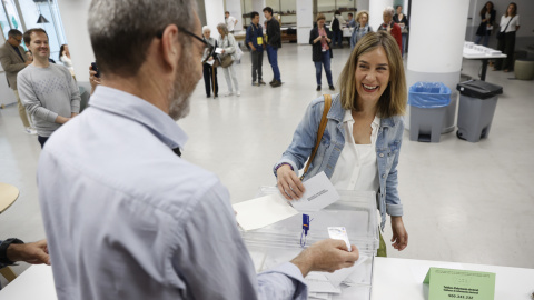 La candidata de Comuns Sumar a la presidencia de la Generalitat, Jéssica Albiach, vota en el Institut d'Educació Contínua UPF de Barcelona.