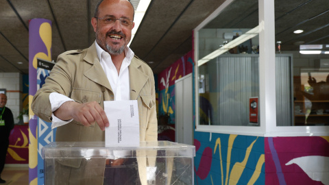 El candidato del PP a la presidencia de la Generalitat, Alejandro Fernández, vota en el Centro Cívico de Sant Pere i Sant Pau de Tarragona, este domingo.