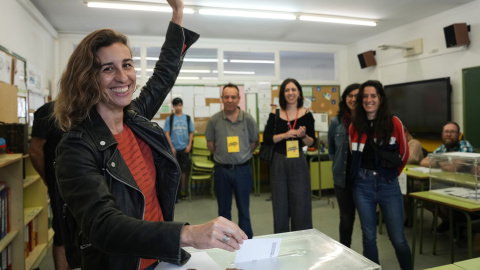 La cabeza de lista de la CUP por Barcelona, Laia Estrada, vota en la Escola Rubió i Ors en Reus este domingo.