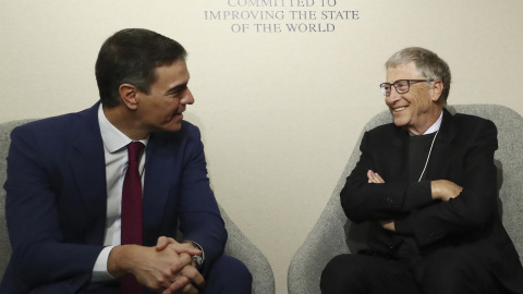 El presidente del Gobierno, Pedro Sánchez (i), se reúne con el copresidente de la Fundación Bill & Melinda Gates, Bill Gates, en Davos (Suiza) en el marco del Foro Económico Mundial de Davos