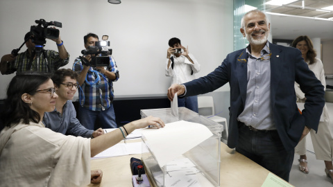 El candidato de CS a la presidencia de la Generalitat, Carlos Carrizosa votó en el colegio electoral instalado en el Instituto de Educación Continua (UPF) del barrio de L,Eixample de Barcelona.