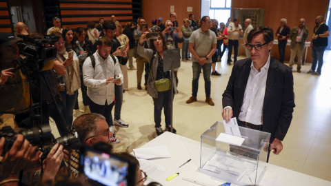 El primer secretario del PSC y candidato a la presidencia de la Generalitat, Salvador Illa, vota en el Centro Cultural La Roca del Vallès de Barcelona.