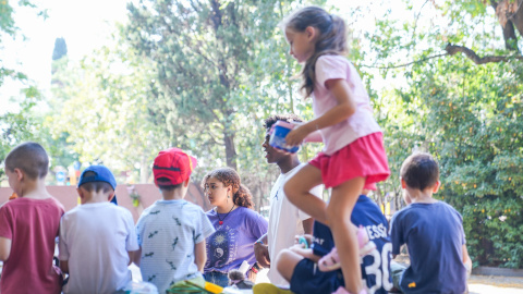 Uns infants en una activitat d'estiu a Barcelona