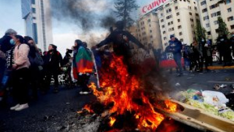 Una manifestación en Santiago de Chile pide la renuncia de Piñera por aparecer en los 'papeles de Pandora'