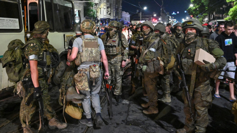 Los combatientes de Wagner salen de la sede del Distrito Militar del Sur para regresar a la base, en la ciudad de Rostov-on-Don, Rusia, el 24 de junio de 2023.