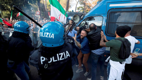 La Policía se enfrenta a grupos fascistas en una marcha contra el pasaporte covid en Roma que terminó con el asalto a la sede del principal sindicato del país.