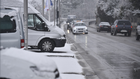 Nieve sobre un furgón, a 10 de enero de 2024, en Jaca, Huesca, Aragón