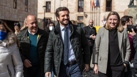 El presidente del PP de Zamora, José María Barrios; el presidente del Partido Popular, Pablo Casado y la cabeza lista del PP por Zamora, Isabel Blanco, a 10 de febrero de 2022, en Zamora.