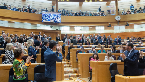 Varios diputados aplauden a representantes de colectivos de personas con discapacidad que asistieron al Congreso en Madrid, a 18 de enero de 2024.