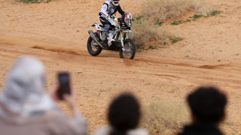 Varias personas observan a los competidores del Dakar, a 5 de enero de 2024, en Alula.