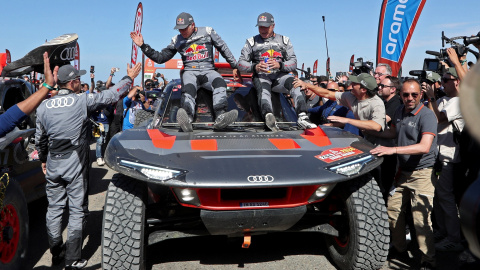 Carlos Sainz y Lucas Cruz celebran su victoria en el Dakar, a 19 de enero de 2024, en Yambu.