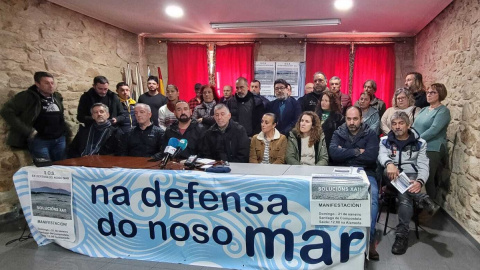 18/1/24 Miembros de las asocicaciones y colectivos convocantes de la manifestación, este viernes en Carril (Pontevedra).