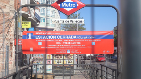 Entrada de la estación de Puente de Vallecas, cerrada por las obras de mejora de la línea 1 de Metro de Madrid, a 22 de junio de 2023.