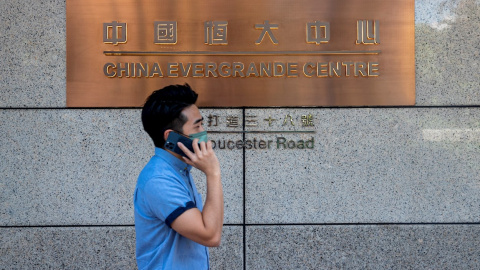 Un hombre hablando por su móvil pasa por delante del complejo China Evergrande Centre, en Hong Kong. EFE/EPA/JEROME FAVRE