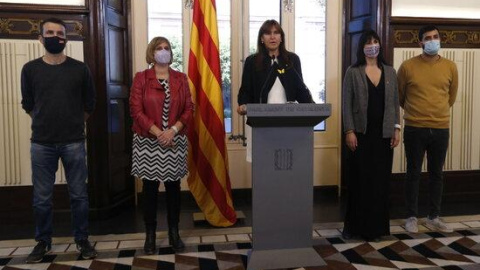 La presidenta del Parlament, Laura Borràs, acompanyada dels membres independentistes de la Mesa en una declaració institucional.