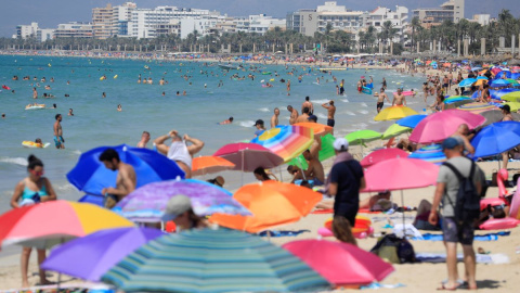 Los bañistas se agolpan en la playa de Cala Major, en Mallorca, a 23 de agosto de 2023.