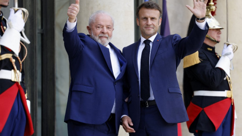 23/06/2023 - El presidente francés, Emmanuel Macron, y el presidente de Brasil, Lula da Silva, saludan en medio de la Cumbre del Nuevo Pacto Financiero Global en París, a 23 de junio de 2023.