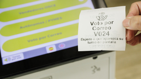 19/1/24- Un ticket de turno de voto por correo que se puede obtener en las oficinas de Correos.