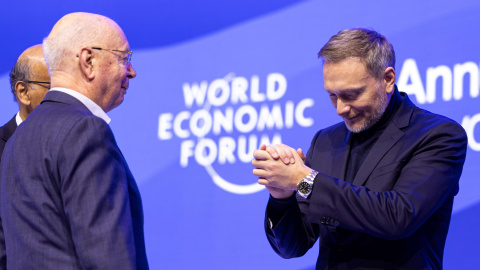 Christian Lindner, Ministro de Finanzas alemán, y Klaus Schwab, fundador del Foro Económico Mundial, durante el último foro, en Davos, Suiza, a 19/1/2024