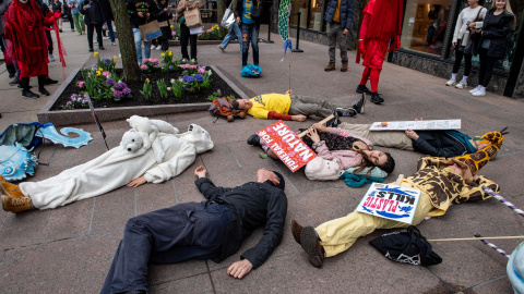 Ecologistas de Extinction Rebellion protestan contra la crisis climática en Boston (EEUU), a 20 de abril de 2024.