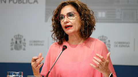 02/08/2021.- La ministra de Hacienda y Función Pública, María Jesús Montero, atiende a la prensa tras reunirse por vía telemática con las comunidades autónomas en la Conferencia Sectorial del Plan de Recuperación, Transformación y Resiliencia, pa