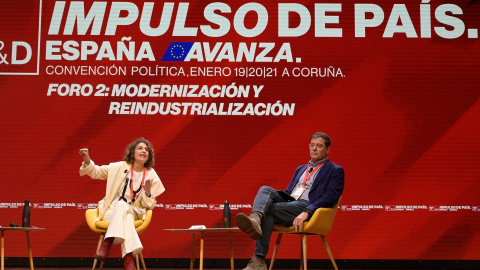 La vicepresidenta Primera del Gobierno y Ministra de Hacienda, María Jesús Montero y el candidato del PSdeG a presidir la Xunta de Galicia, José Ramón Gómez Besteiro durante la convención política del PSOE