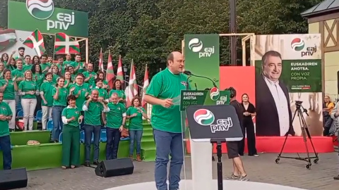 Andoni Ortuzar se anima a cantar en el cierre de campaÃ±a del PNV