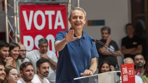 El expresidente del Gobierno José Luis Rodríguez Zapatero durante su participación en un acto de campaña del PSOE en Cádiz.